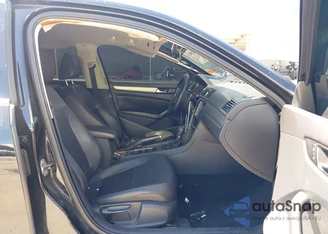 2014 Volkswagen Passat 2.5L Se z USA, uszkodzony, nr VIN 1VWBP7A3XEC011211